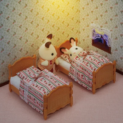 Calico Critters Bed & Comforter Set, Dollhouse Furniture And Accessories 4 Calico Critters Bed & Comforter Set, Dollhouse Furniture And Accessories - Image 4